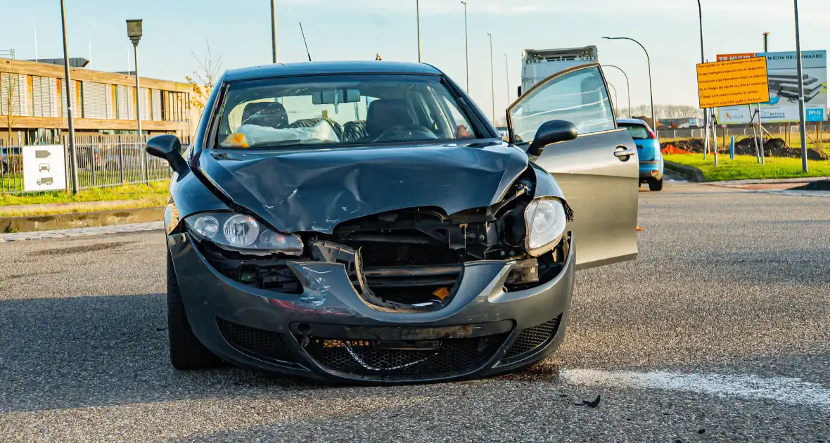 Auto komt op de kop terecht bij aanrijding met andere auto - Foto 5