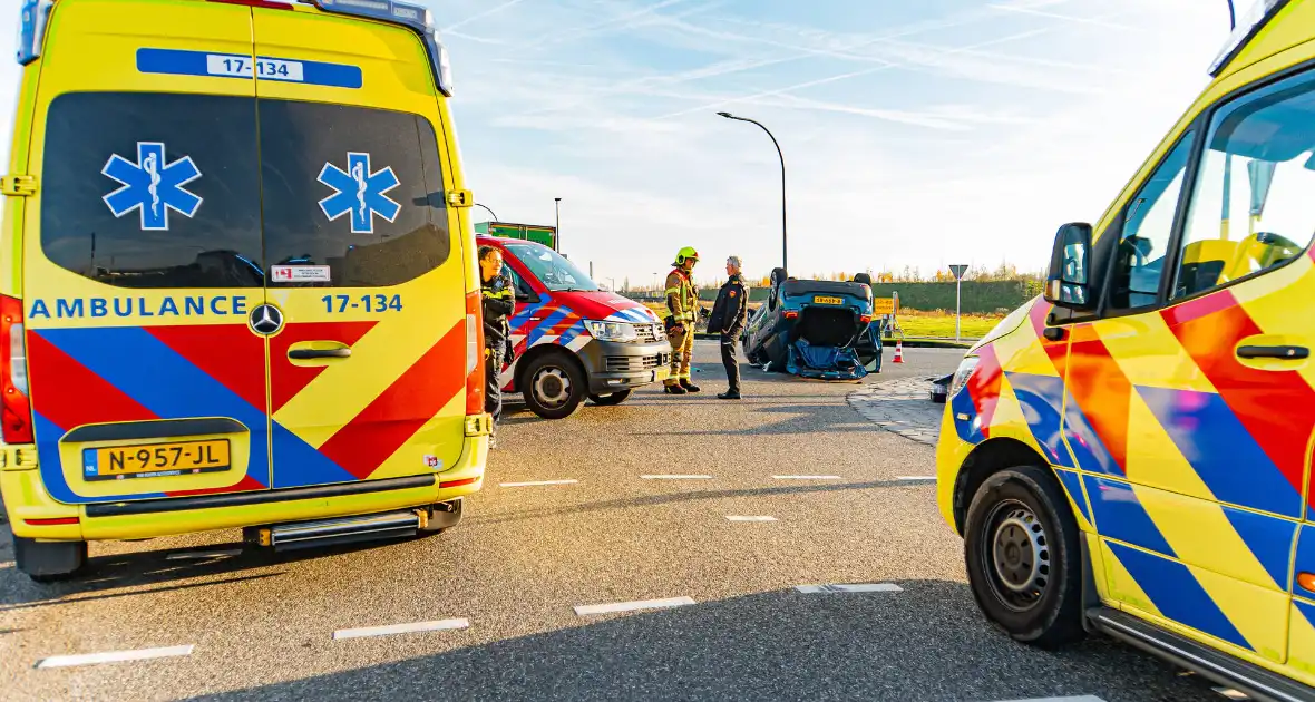 Auto komt op de kop terecht bij aanrijding met andere auto - Foto 6