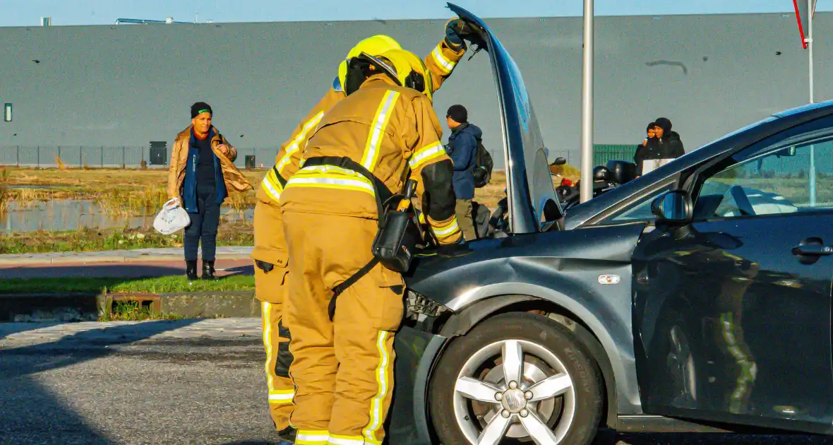 Auto komt op de kop terecht bij aanrijding met andere auto - Foto 7