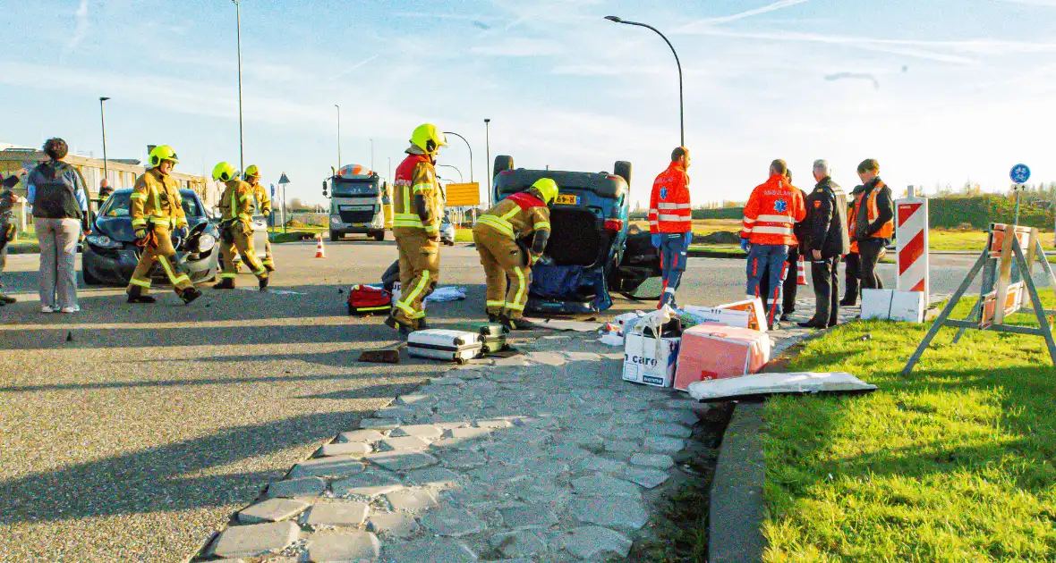 Auto komt op de kop terecht bij aanrijding met andere auto - Foto 8