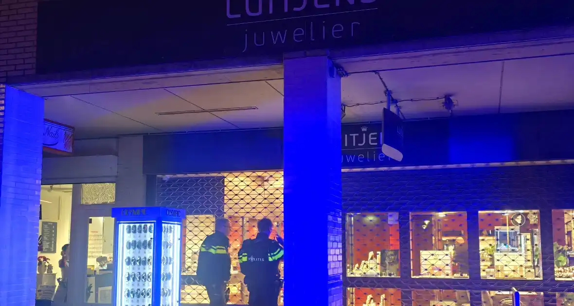 Politie doet onderzoek naar overval op juwelier - Foto 1