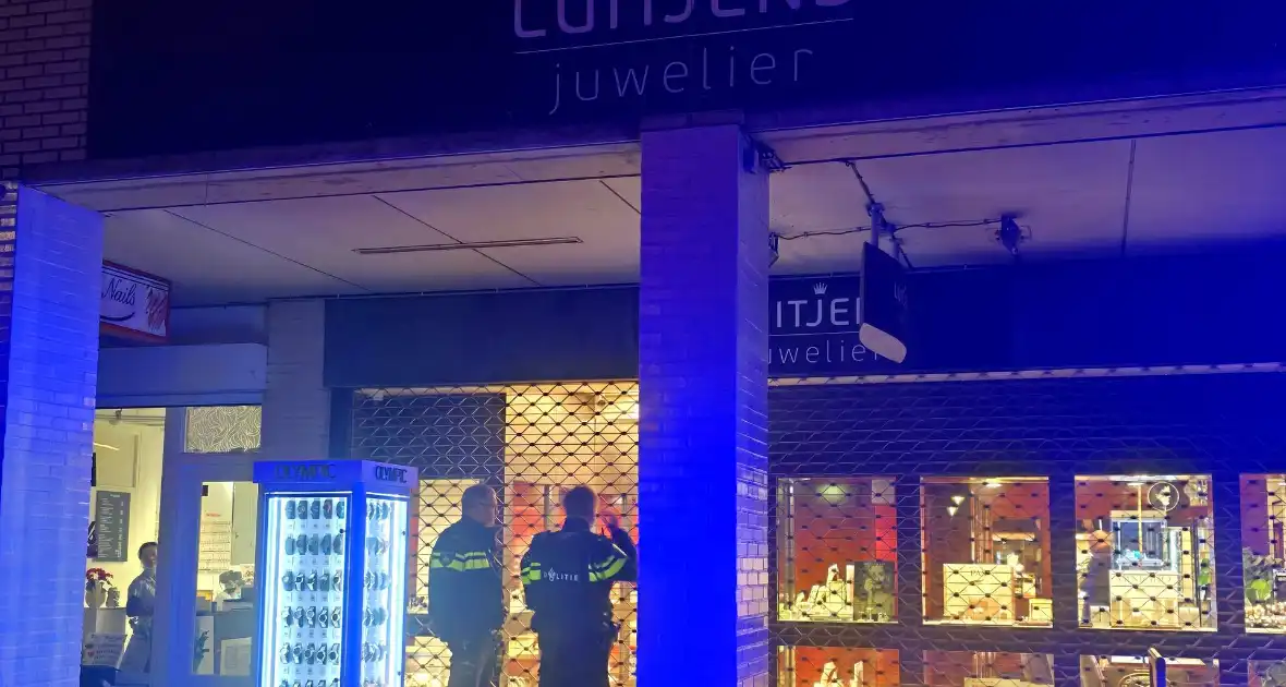 Politie doet onderzoek naar overval op juwelier - Foto 2