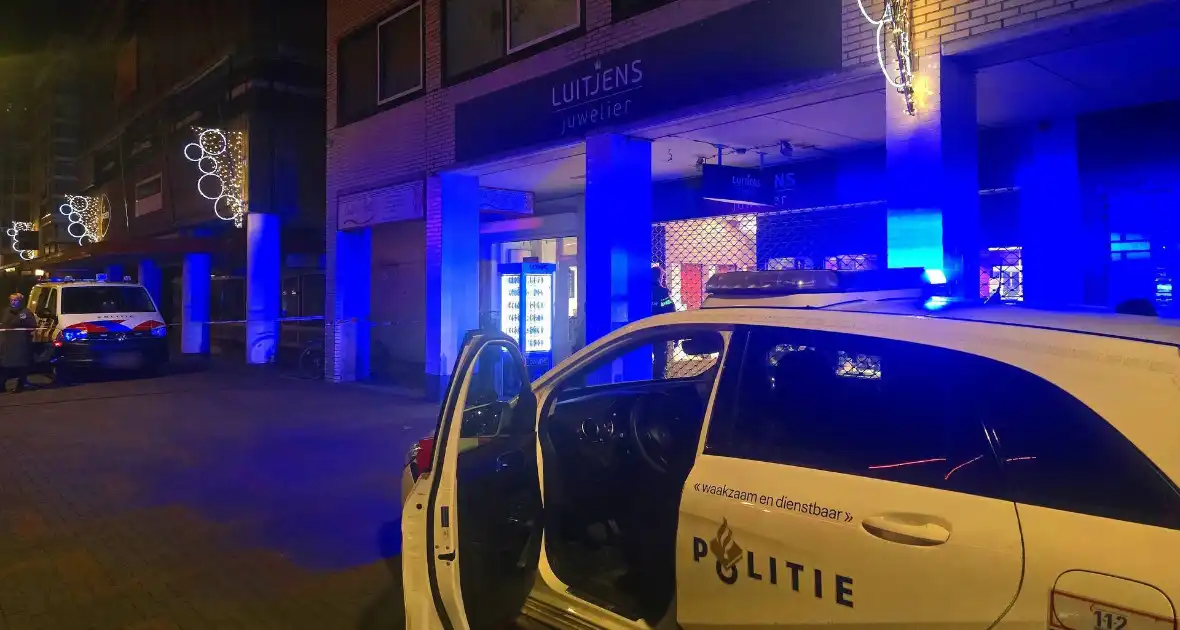 Politie doet onderzoek naar overval op juwelier - Foto 3