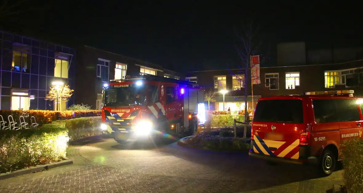 Brandweer doet onderzoek naar chemische lucht in zorgcentrum