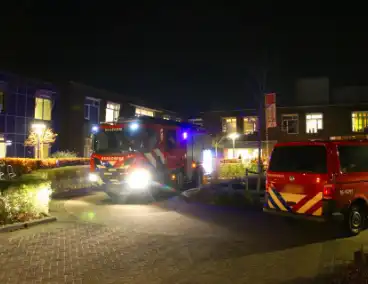 Brandweer doet onderzoek naar chemische lucht in zorgcentrum