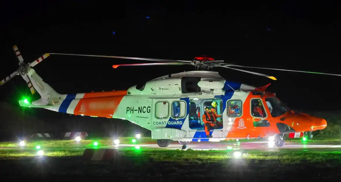 Kustwacht helikopter evacueerd patiënt van cruiseschip - Foto 1