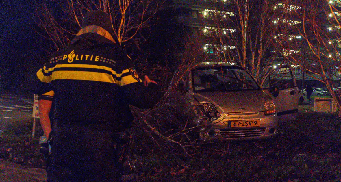 Automobilist rijdt rechtdoor op rotonde - Foto 1