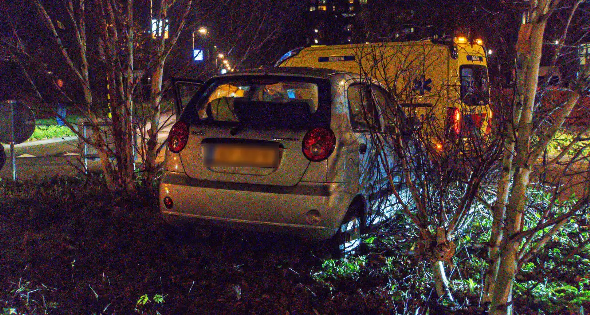 Automobilist rijdt rechtdoor op rotonde - Foto 3