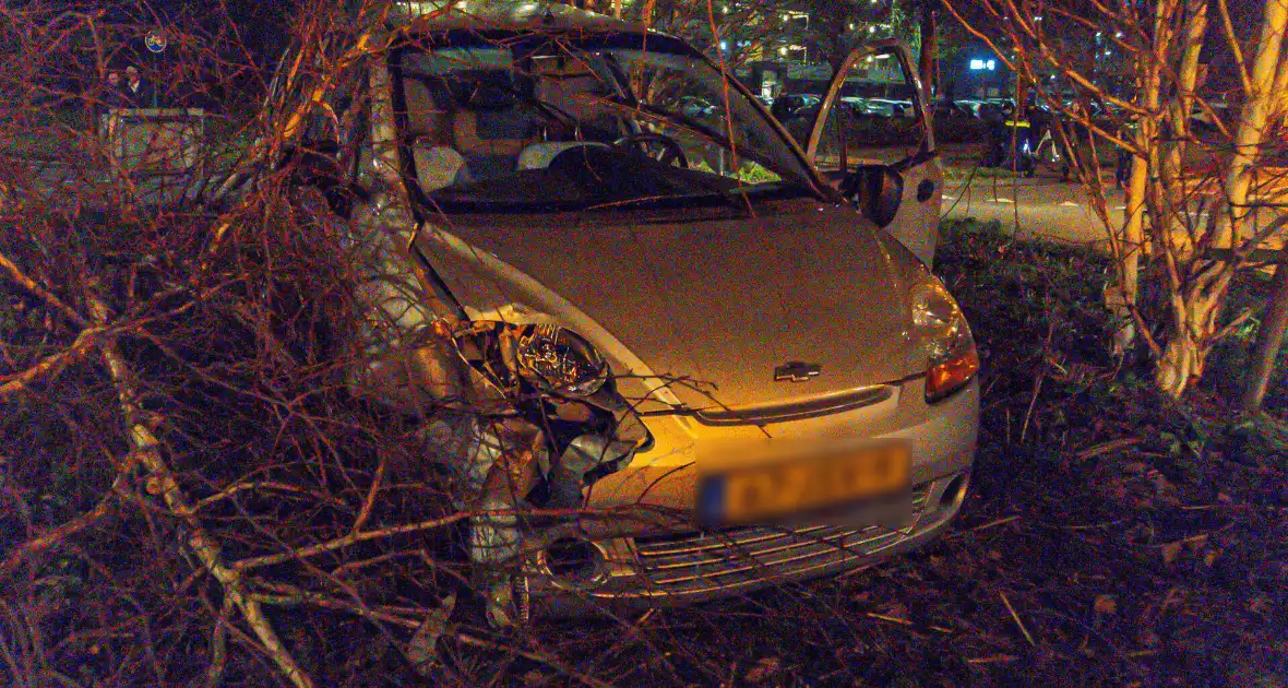 Automobilist rijdt rechtdoor op rotonde - Foto 4