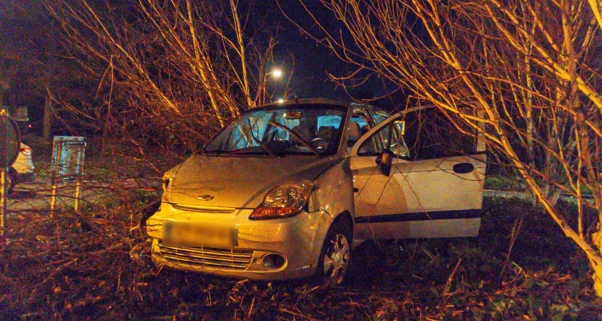 Automobilist rijdt rechtdoor op rotonde - Foto 5