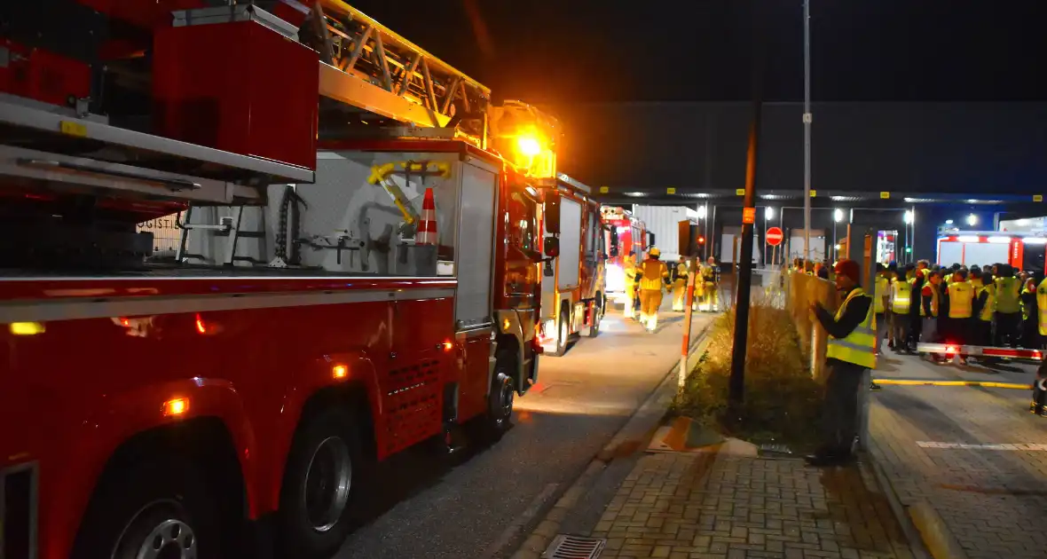 Bedrijfspand pakketbezorger ontruimd vanwege brand - Foto 3