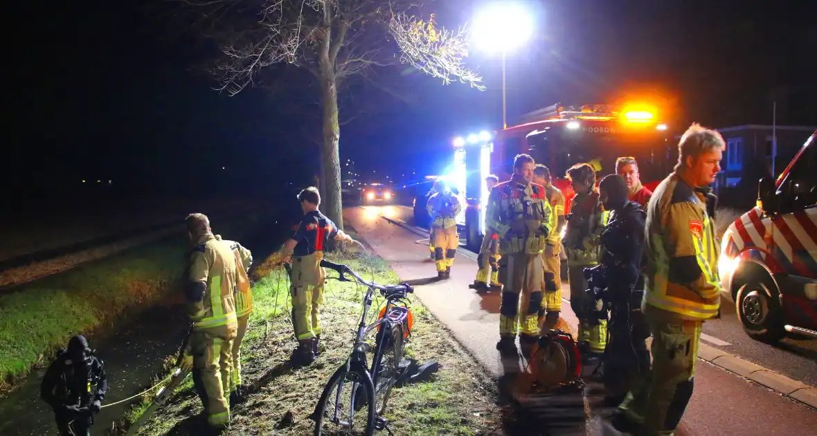 Brandweer doorzoekt sloot na melding persoon te water