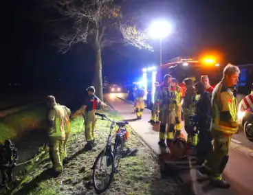 Brandweer doorzoekt sloot na melding persoon te water