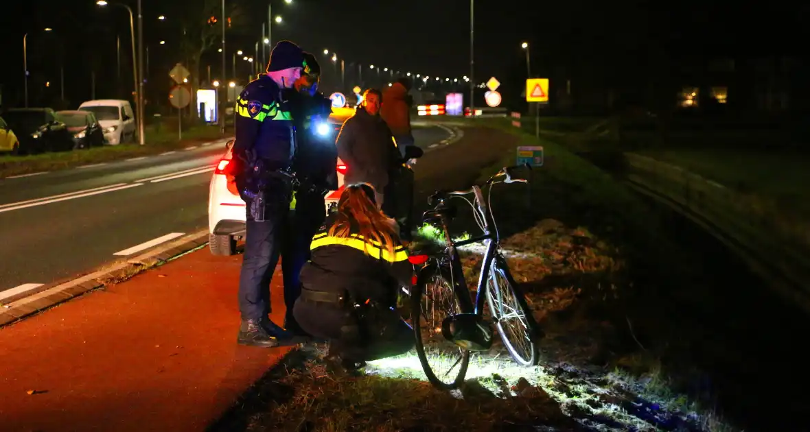 Brandweer doorzoekt sloot na melding persoon te water - Foto 1