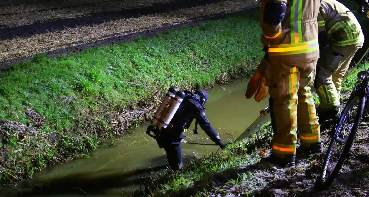 Brandweer doorzoekt sloot na melding persoon te water - Foto 4