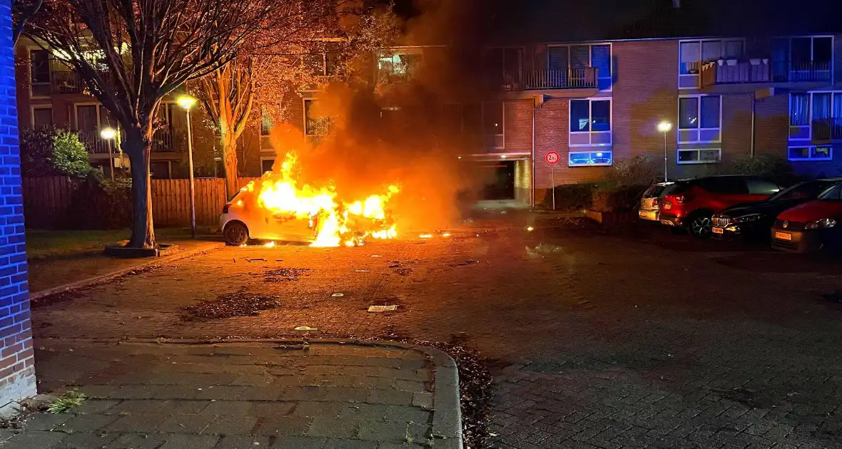 Gepareerde personenwagen vliegt in brand - Foto 1