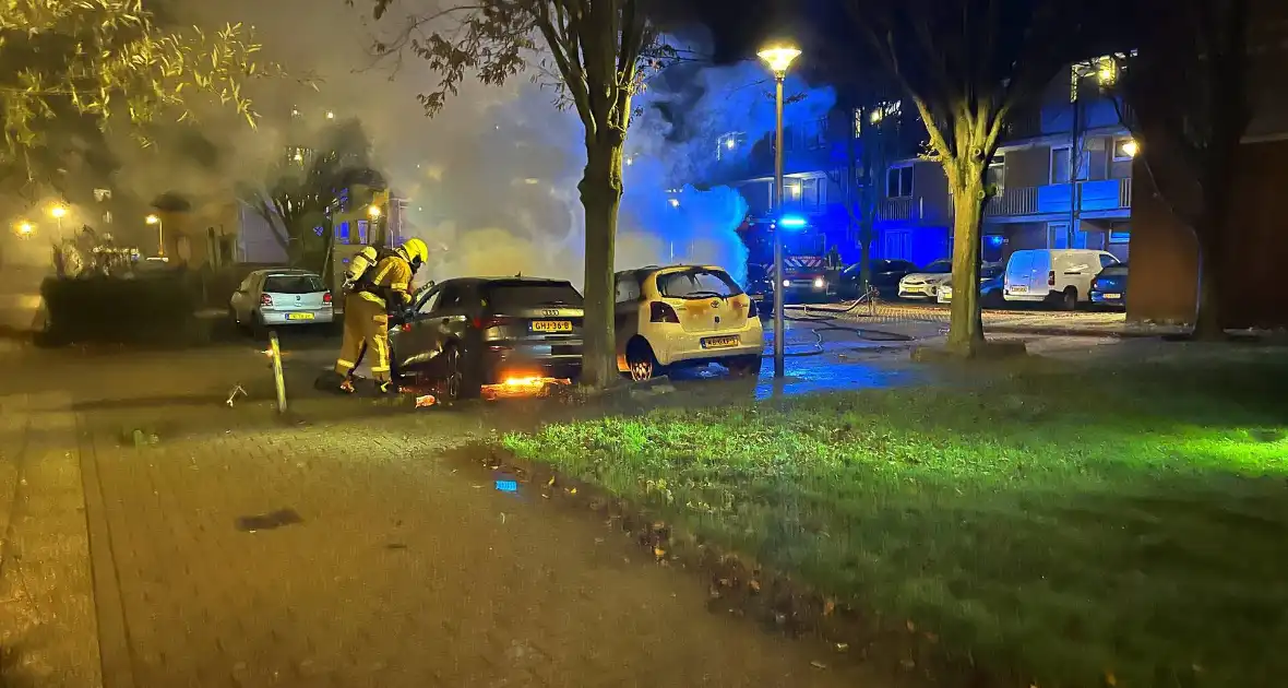 Gepareerde personenwagen vliegt in brand - Foto 10