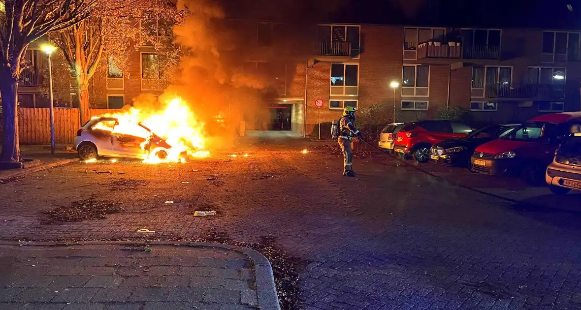 Gepareerde personenwagen vliegt in brand - Foto 3