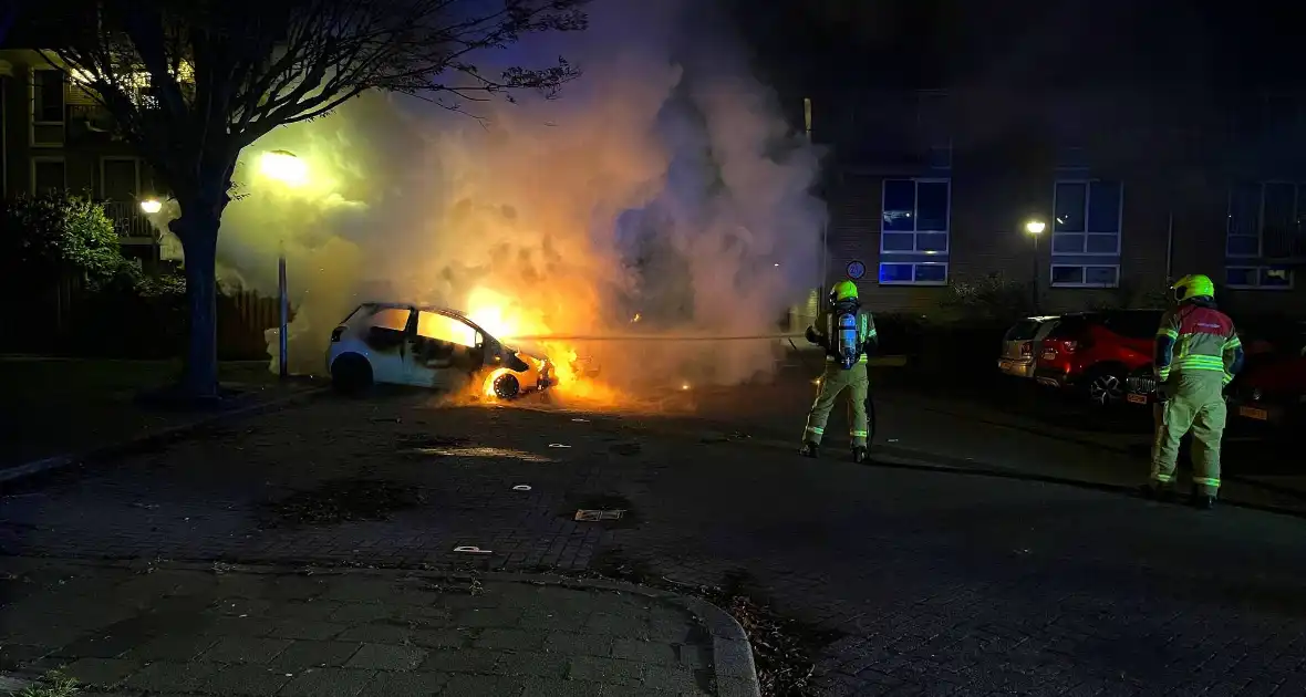 Gepareerde personenwagen vliegt in brand - Foto 4