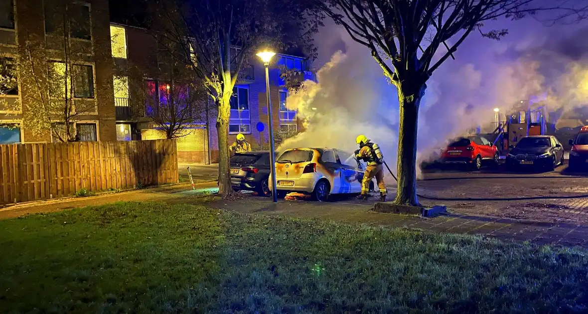 Gepareerde personenwagen vliegt in brand - Foto 8