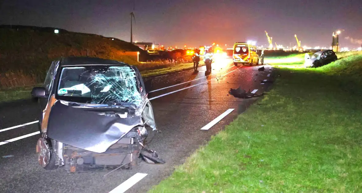 Persoon slaat op vlucht na crash en laat ravage en zwaargewonde achter - Foto 1