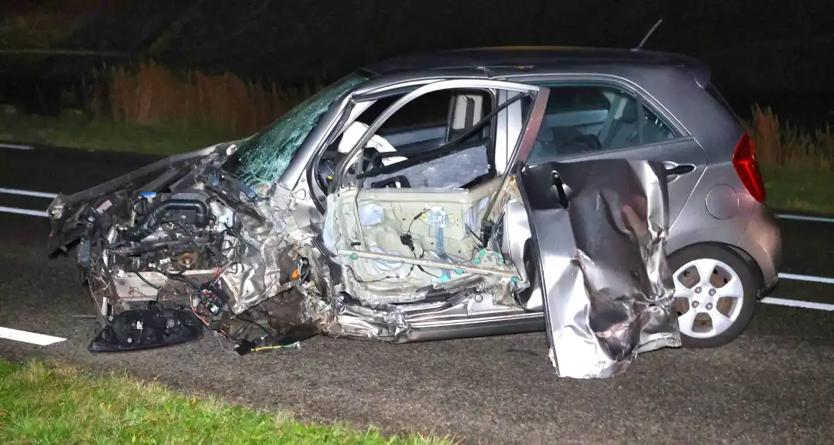 Persoon slaat op vlucht na crash en laat ravage en zwaargewonde achter - Foto 12