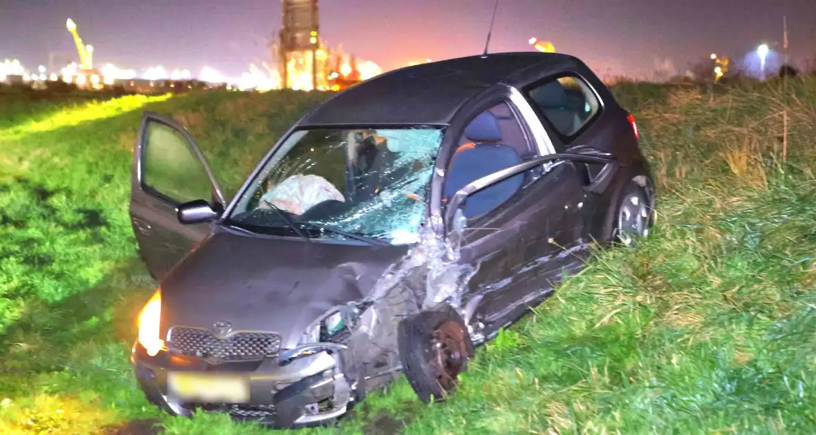 Persoon slaat op vlucht na crash en laat ravage en zwaargewonde achter - Foto 6