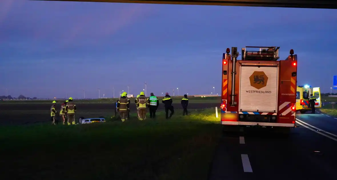 Brandweer haalt persoon uit auto in sloot - Foto 2