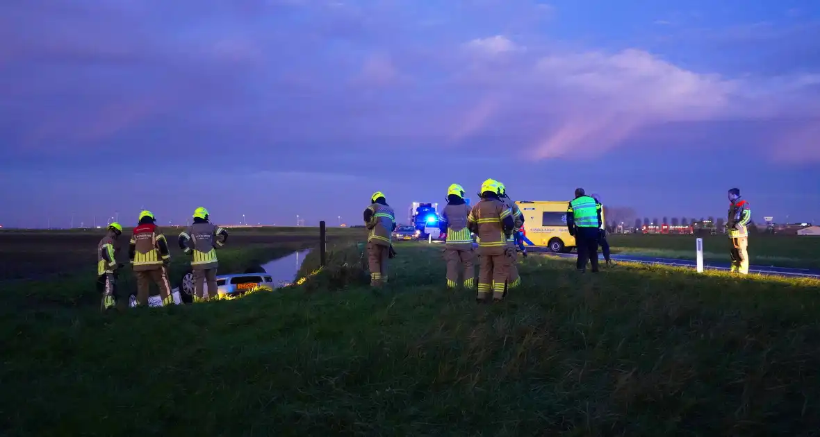 Brandweer haalt persoon uit auto in sloot - Foto 3