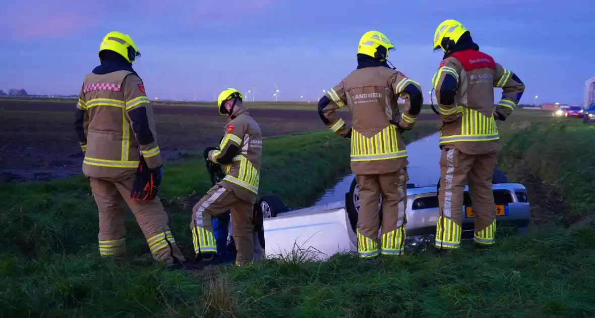 Brandweer haalt persoon uit auto in sloot - Foto 4