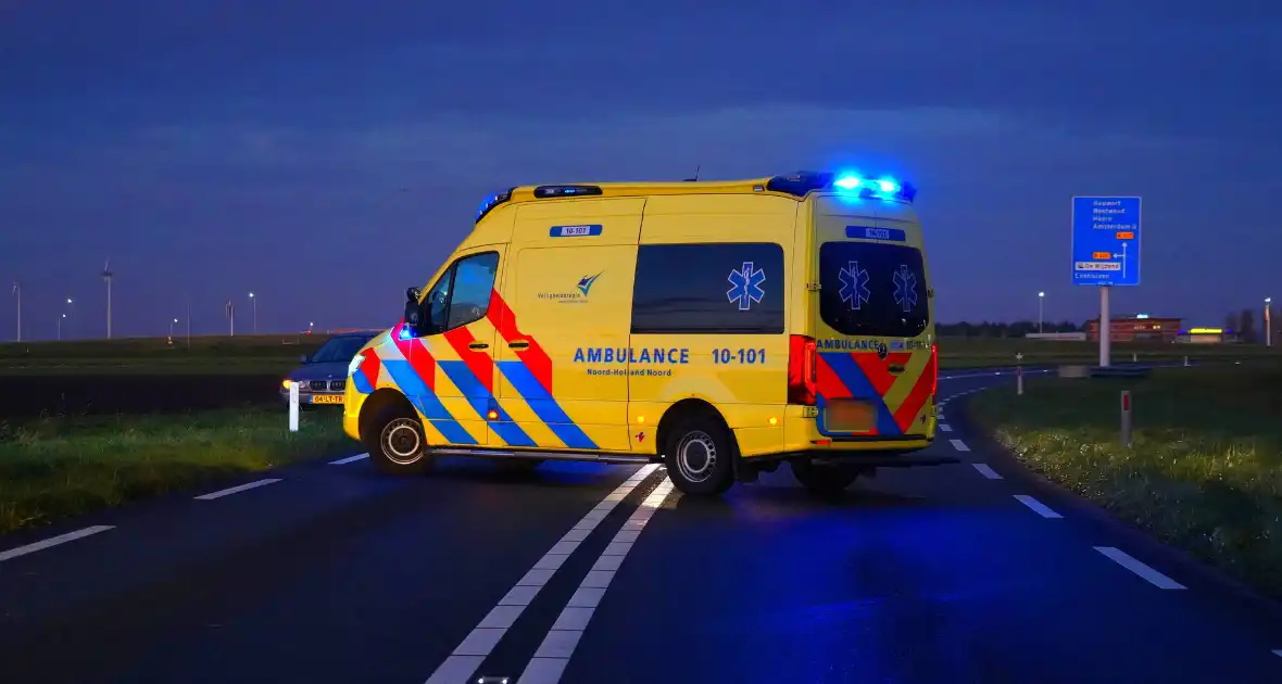 Brandweer haalt persoon uit auto in sloot - Foto 5