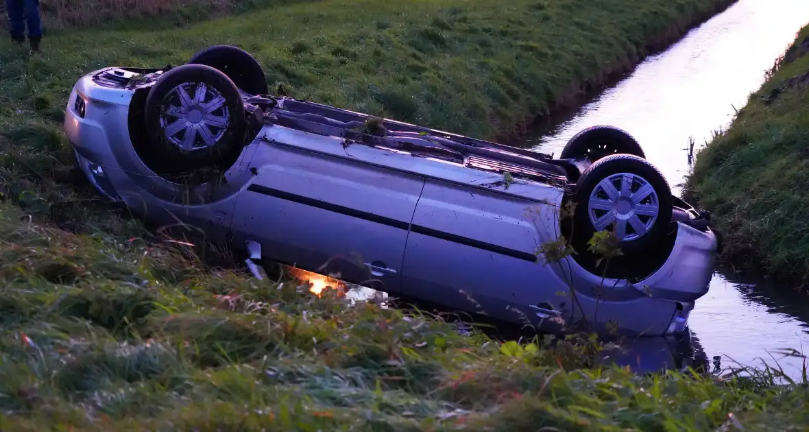 Brandweer haalt persoon uit auto in sloot - Foto 6