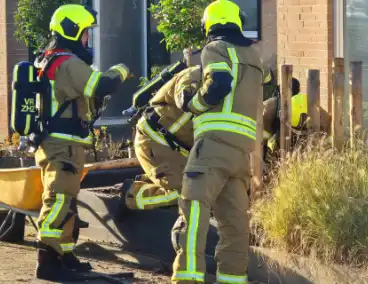 Brandweer graaft in tuin wegens gaslekkage