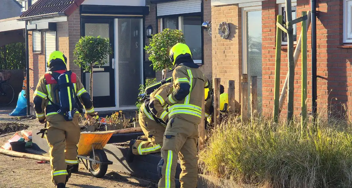 Brandweer graaft in tuin wegens gaslekkage - Foto 3