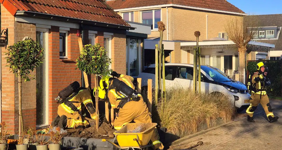 Brandweer graaft in tuin wegens gaslekkage - Foto 4