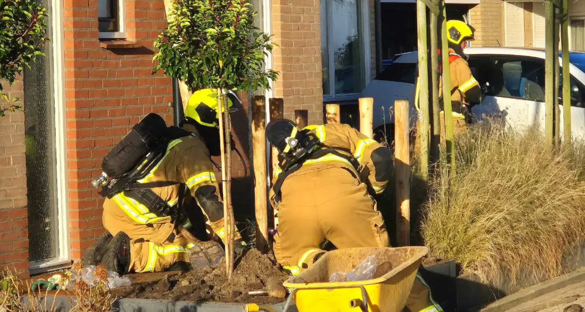 Brandweer graaft in tuin wegens gaslekkage - Foto 5