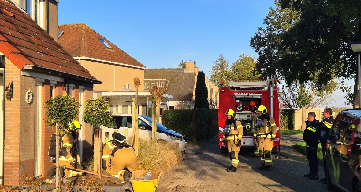 Brandweer graaft in tuin wegens gaslekkage - Foto 7