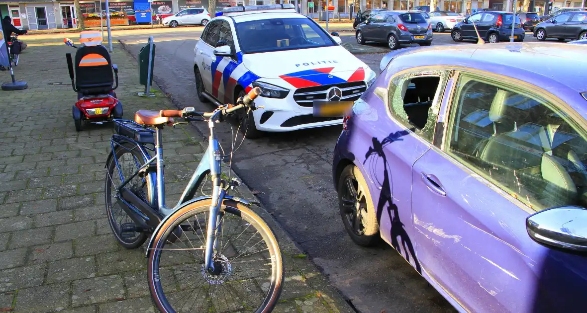 Fietser door achterruit van auto bij botsing