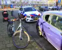 Fietser door achterruit van auto bij botsing