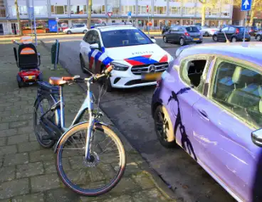 Fietser door achterruit van auto bij botsing