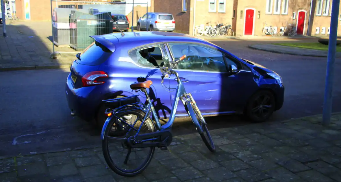 Fietser door achterruit van auto bij botsing - Foto 1