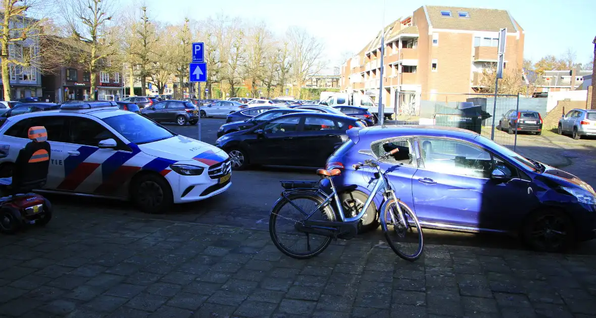 Fietser door achterruit van auto bij botsing - Foto 2