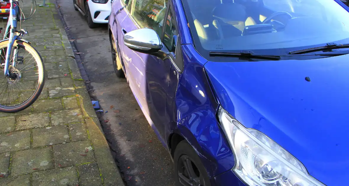 Fietser door achterruit van auto bij botsing - Foto 3