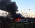 Brandweer trekt terug bij grote brand in garageboxen, instortingen door explosies