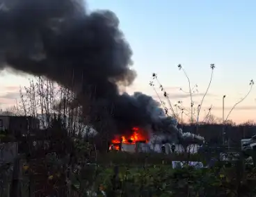 Zwarte rookwolken door grote brand in garageboxen