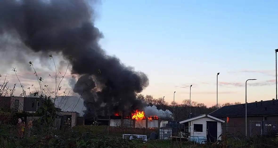 Brandweer trekt terug bij grote brand in garageboxen, instortingen door explosies - Foto 1