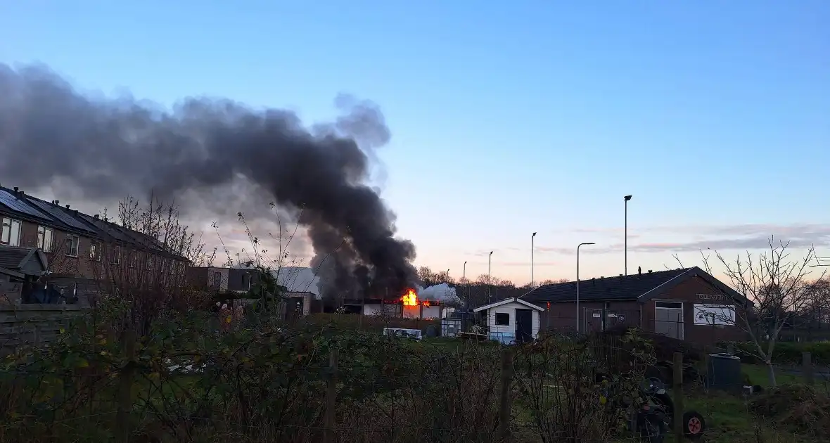 Brandweer trekt terug bij grote brand in garageboxen, instortingen door explosies - Foto 2