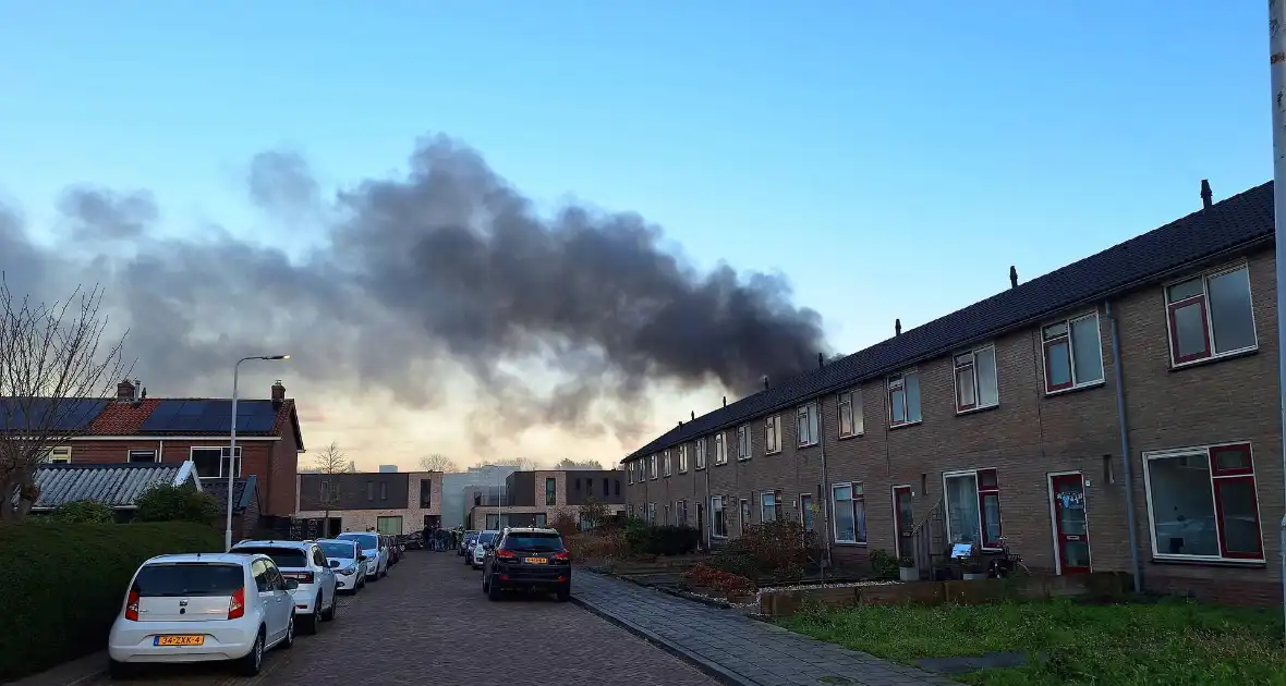 Brandweer trekt terug bij grote brand in garageboxen, instortingen door explosies - Foto 3