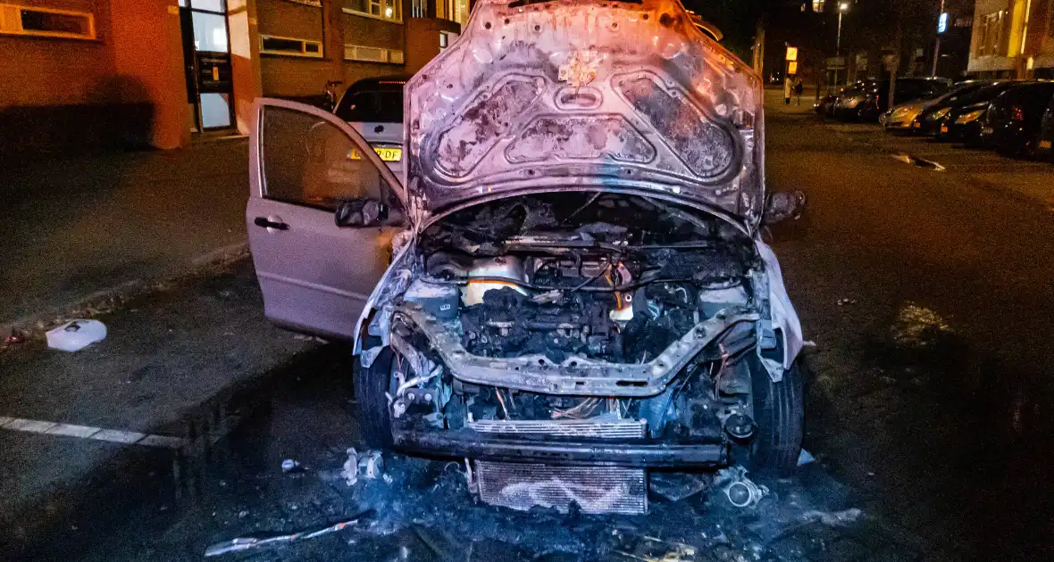 Rook vanonder motorkap eindigt in uitgebrand motorcompartiment