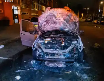 Rook vanonder motorkap eindigt in uitgebrand motorcompartiment